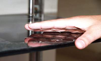 為什么不開窗桌子上也會積灰塵?