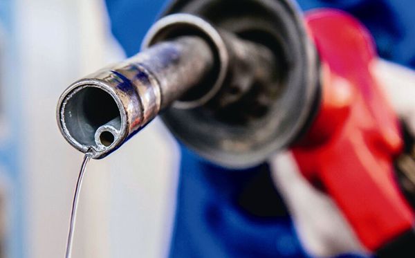 為什么加油站不能玩手機(jī),加油站不能打電話的原因