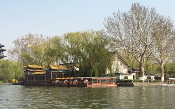 大明湖的明為什么多一橫,大明湖的眀多一橫的原因