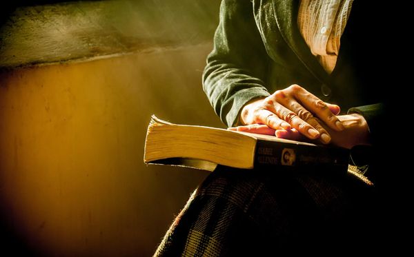 為什么舊書會變黃,舊書書頁發(fā)黃的原因是什么