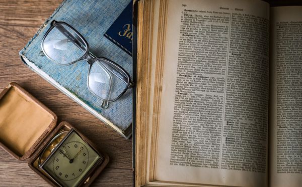 為什么舊書會變黃,舊書書頁發(fā)黃的原因是什么