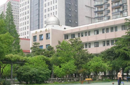 金陵中學是公立還是私立,是重點中學嗎?