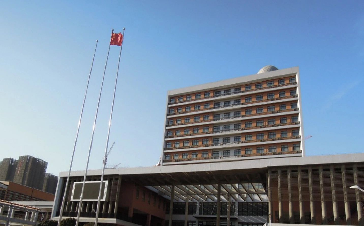 鄭州市第一中學是公立還是私立,是重點中學嗎?